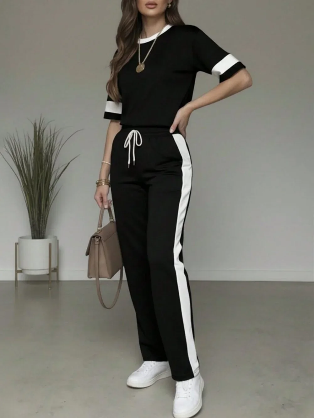 Black Casual Women's Contrast Color Round Neck Short Sleeve Top & Pants set